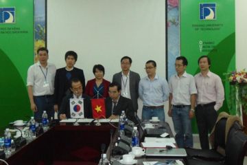 The signing ceremony of a memorandum of cooperation (MOU) between the Department of Electronics and Telecommunications-University of Technology and Faculty of Electronics - University East A- Korea